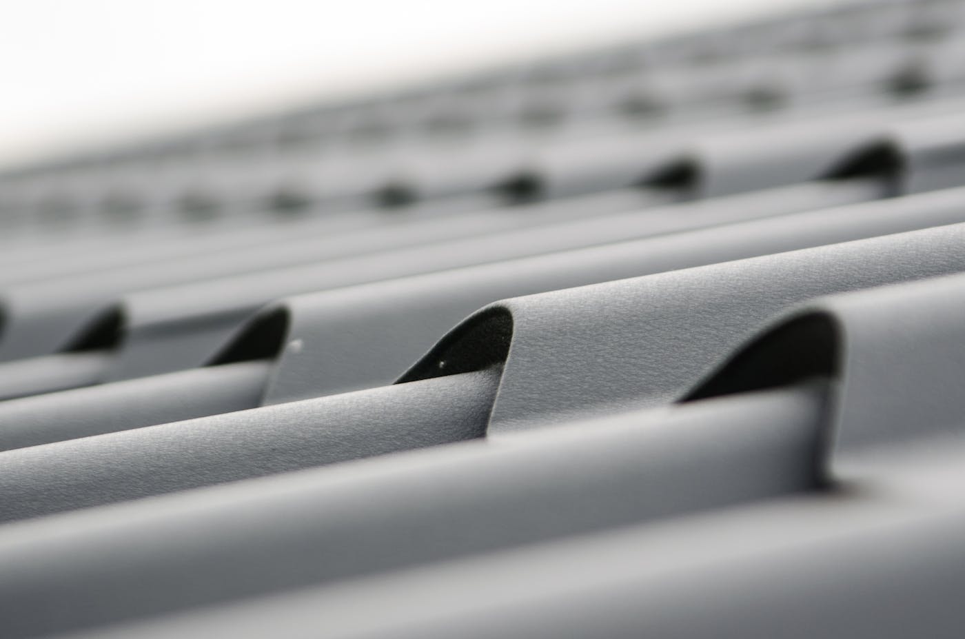 Dachplatten als ruhiges Detailmotiv für Dachdeckerarbeiten am Niederrhein